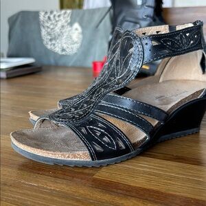 Earth Origins Leather Kingsley Wedge Size 8